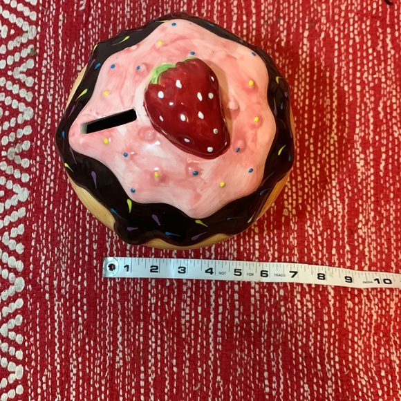 Giant ceramic cupcake piggy bank - Picture 6 of 7